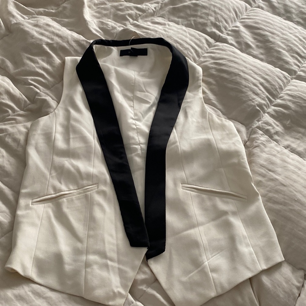 Beautiful vest in off white with black